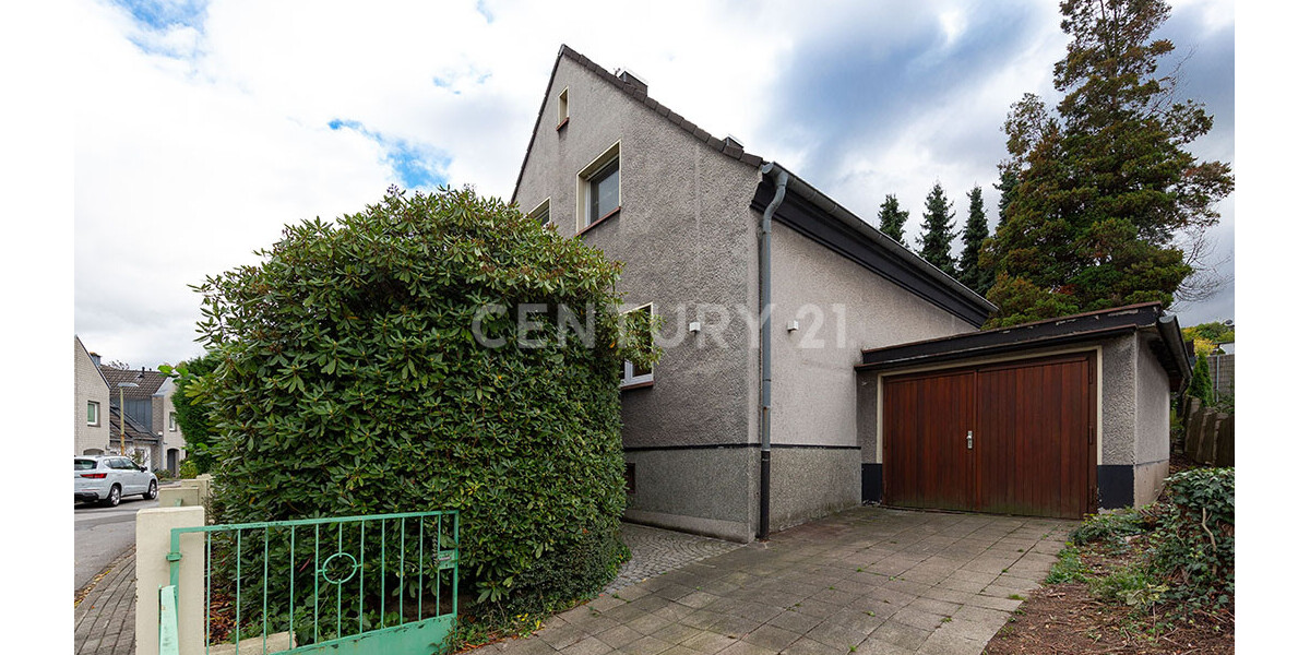 Hausansicht mit Garage und Stellplatz